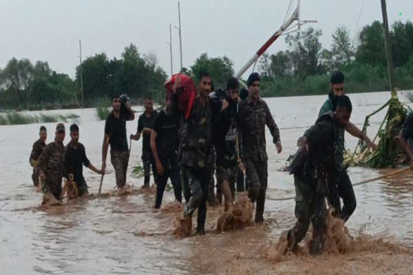   जम्मू में 24 बटालियन द्वारा बचाव अभियान